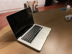 Apple MacBook 13. 13.3", 2,5����, ��� 4 ��, ���� 500���, WiFi: 1, Bluetooth: 1, ����������� �� 3��. ����