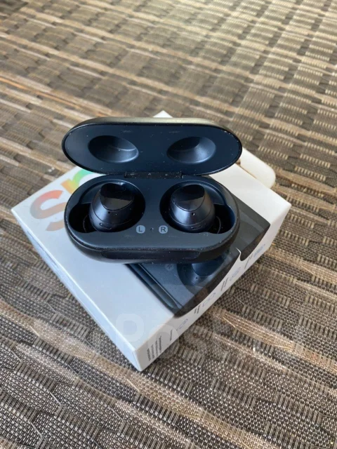 Samsung Galaxy Buds ����