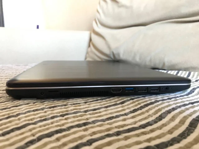 Asus VivoBook. 15.6", 3,1����, ��� 4 ��, ���� 500���, WiFi: 1, Bluetooth: 1, ����������� �� 8��. ����