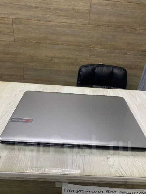Acer Aspire E1. 15.6", 1,4����, ��� 4 ��, ���� 60���, WiFi: 1, Bluetooth: 1, ����������� �� 2��. ����