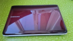 Samsung R530. 15.6", 2,5����, ��� 4 ��, ���� 300���, WiFi: 1, Bluetooth: 1, ����������� �� 4��. ����