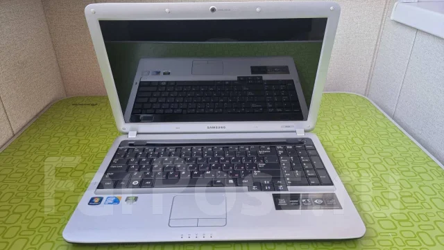 Samsung R530. 15.6", 2,5����, ��� 4 ��, ���� 300���, WiFi: 1, Bluetooth: 1, ����������� �� 4��. ����