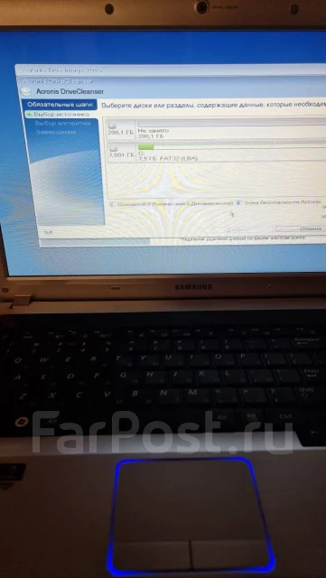 Samsung R530. 15.6", 2,5����, ��� 4 ��, ���� 300���, WiFi: 1, Bluetooth: 1, ����������� �� 4��. ����