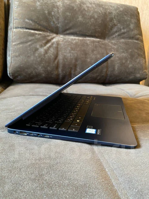 Asus ZenBook. 14", ��� 8 ��, ���� 500���, WiFi: 1, Bluetooth: 1, ����������� �� 8��. ����