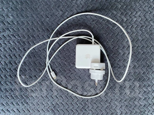 Apple MacBook Pro 13 2020. 13.3", 2,1����, ��� 256 �� � ������, ���� 256���, WiFi: 1, Bluetooth: 1 ����