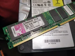 ����������� ������ Kingston KVR400X64C3A/256 ����