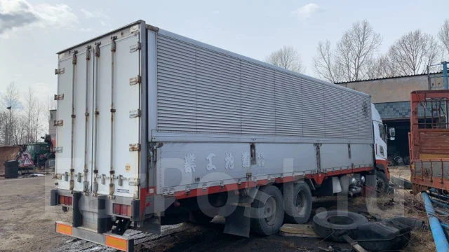 Hino 700 ����