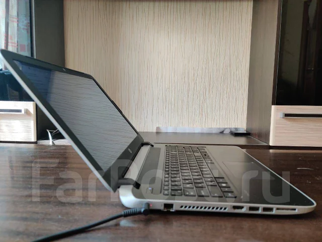 HP Pavilion 15. 15.6", 2����, ��� 4 ��, ���� 500���, WiFi: 1, Bluetooth: 1, ����������� �� 4��. ����