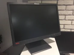 Lenovo. 19" ����