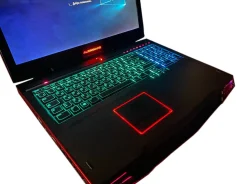 Dell Alienware M17x. 17", 2,4����, ��� 4 ��, ���� 256���, WiFi: 1, Bluetooth: 1 ����