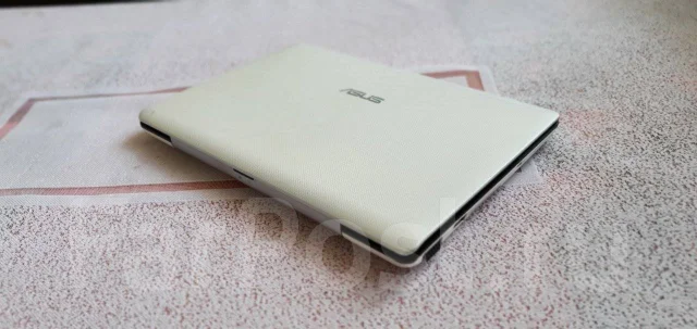 Asus Eee PC 1018P. 10", 1 833����, ��� 2048 ��, ���� 120���, WiFi: 1, Bluetooth: 1, ����������� �� 4��. ����