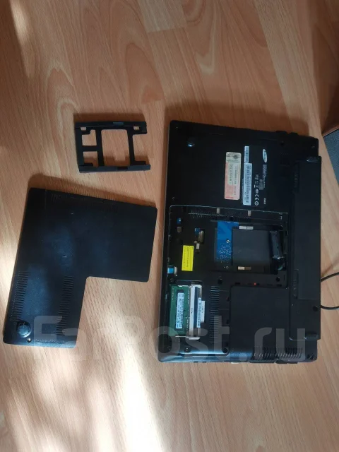Samsung RV415. 14", 1 600����, ��� 2048 ��, WiFi: 1, Bluetooth: 1, ����������� �� 1��. ����