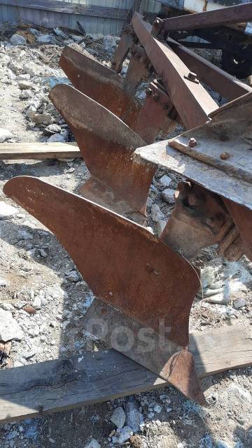 Вспашка земли мотоплугом трактором Дт 75 с четырех секционным плугом ...