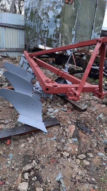 Вспашка земли мотоплугом трактором Дт 75 с четырех секционным плугом ...