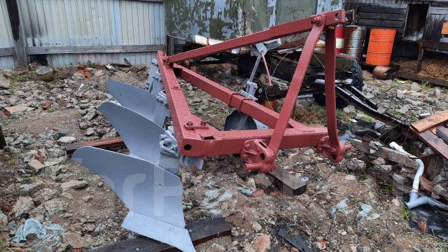 Вспашка земли мотоплугом трактором Дт 75 с четырех секционным плугом ...