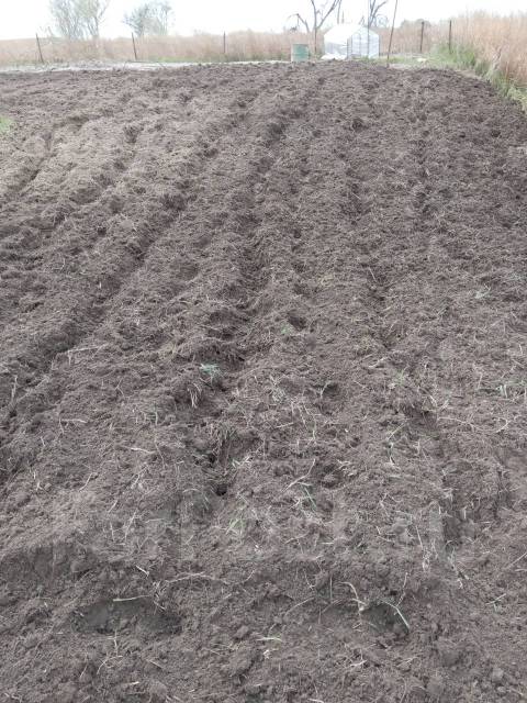 Вспашка земли вспахать культивировать огород участок грядку землю в ...