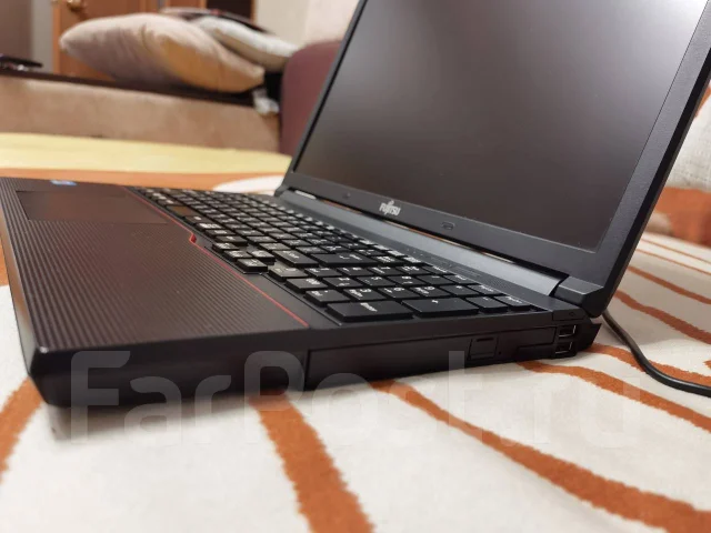 Fujitsu LifeBook. 15.6", 2,4����, ��� 8 ��, ���� 320���, WiFi: 1, Bluetooth: 1, ����������� �� 1��. ����
