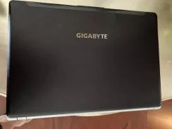 Gigabyte P34G. 14", 75����, ��� 8 ��, ���� 1 000���, WiFi, Bluetooth, ����������� �� 4��. ����