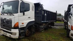 Hino 700 ����