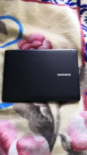 Samsung N100. 10.1", 1,3����, ��� 1024 ��, ���� 320���, WiFi: 1, Bluetooth: 1, ����������� �� 2��. ����