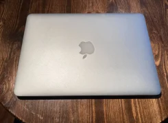 Apple MacBook 13. 13", ��� 8 ��, ���� 256���, WiFi: 1, Bluetooth: 1, ����������� �� 10��. ����