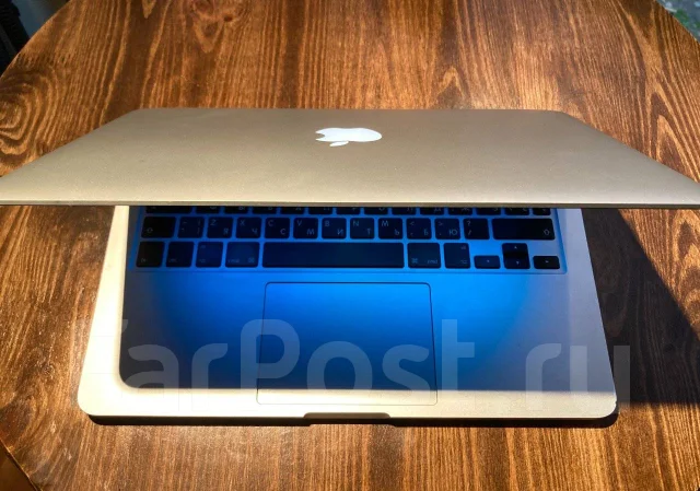 Apple MacBook 13. 13", ��� 8 ��, ���� 256���, WiFi: 1, Bluetooth: 1, ����������� �� 10��. ����