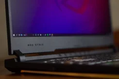 Asus ROG Strix Scar III G731GU. 17.3", 2,6����, ��� 16 ��, ���� 512���, WiFi: 1, Bluetooth: 1, ����������� �� 4��. ����