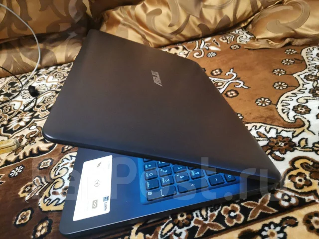 Asus VivoBook. 15.6", 2,3����, ��� 512 ��, ���� 4���, WiFi: 1, Bluetooth: 1 ����