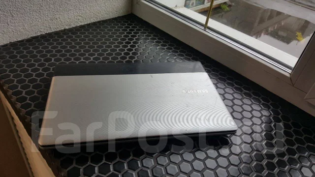 Samsung 300E5A. 15", 2,6����, ��� 6 ��, ���� 1 000���, WiFi: 1, Bluetooth: 1 ����