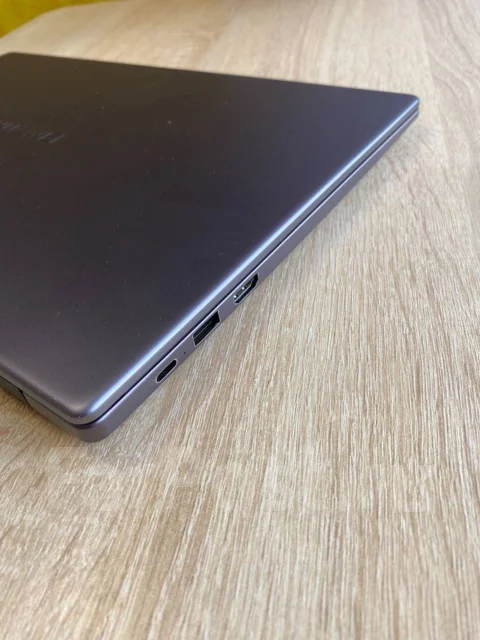 Huawei MateBook. 15.6", 2,1����, ��� 8 ��, ���� 256���, WiFi: 1, Bluetooth: 1, ����������� �� 7��. ����