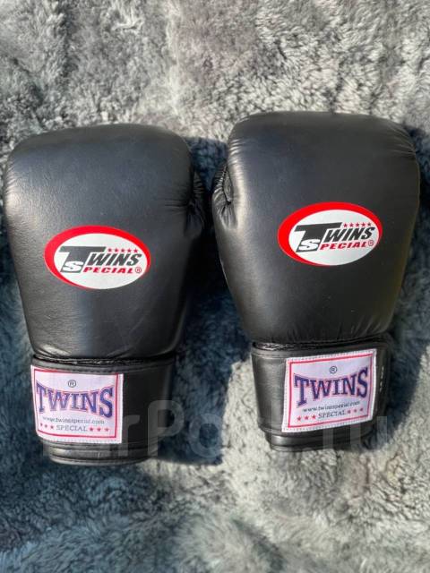 Боксерские перчатки Twins 10 oz