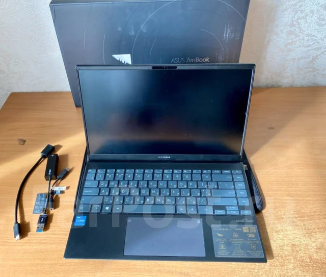 Asus ZenBook. 3����, ��� 8 ��, ���� 256���, WiFi: 1, Bluetooth: 1, ����������� �� 15��. ����