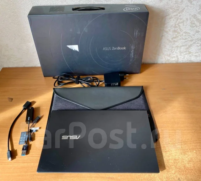 Asus ZenBook. 3����, ��� 8 ��, ���� 256���, WiFi: 1, Bluetooth: 1, ����������� �� 15��. ����