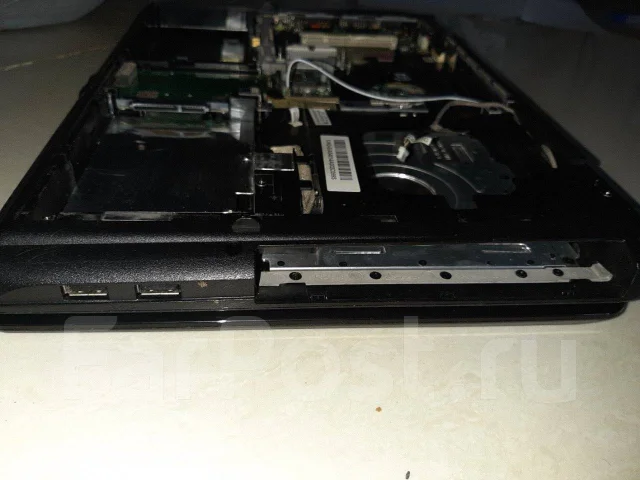 Asus K40. 14", 1 666����, ��� 256 �� � ������, ���� 1���, WiFi: 1, Bluetooth: 1, ����������� �� 1��. ����