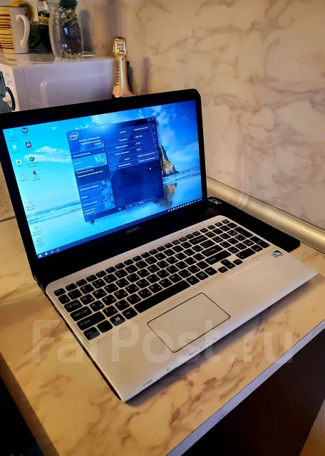 Sony VAIO SVE151J11V. 15.4", 2,4����, ��� 4 ��, ���� 300���, WiFi: 1, Bluetooth: 1, ����������� �� 2��. ����