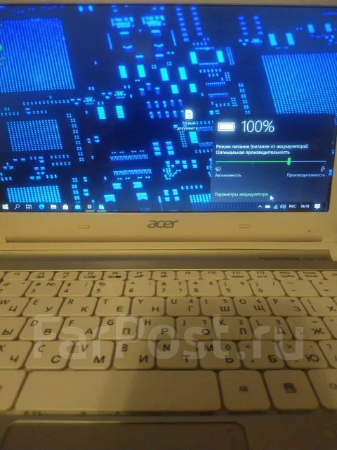 Acer Aspire One D270. 10.6", 1,6����, ��� 4 ��, ���� 240���, WiFi: 1, Bluetooth: 1, ����������� �� 5��. ����