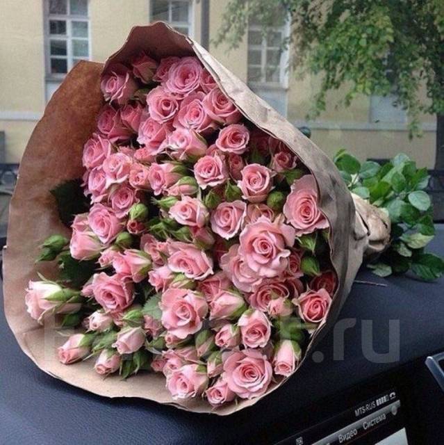 Траурная корзина из 20 роз с натуральной елкой. ВИДЕО-ОБЗОР