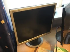 Samsung. 17", ���������� �� (LCD, LED, QLED) ����