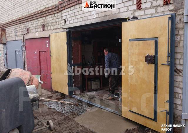 Гаражные ворота, стальные двери, ворота распашные, забор, леера во ...