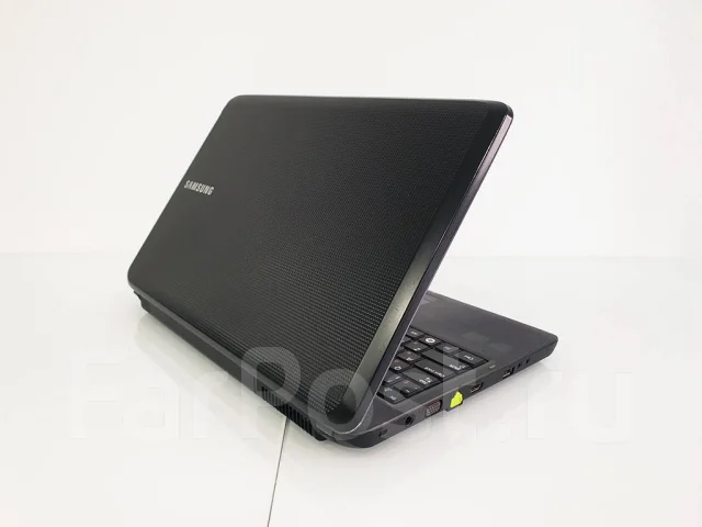 Samsung R530. 15.6", 2,5����, ��� 4 ��, ���� 500���, WiFi: 1, Bluetooth: 1, ����������� �� 8��. ����