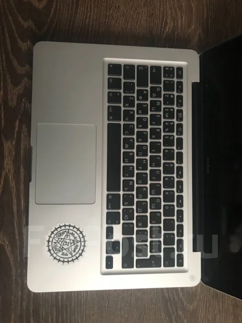 Apple MacBook. 13", 2,1����, ��� 6 ��, ���� 512���, WiFi: 1, Bluetooth: 1, ����������� �� 1��. ����