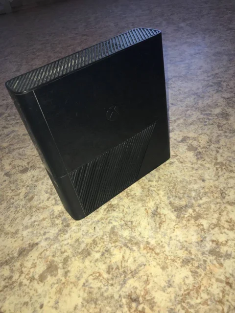 Microsoft Xbox 360 E ����