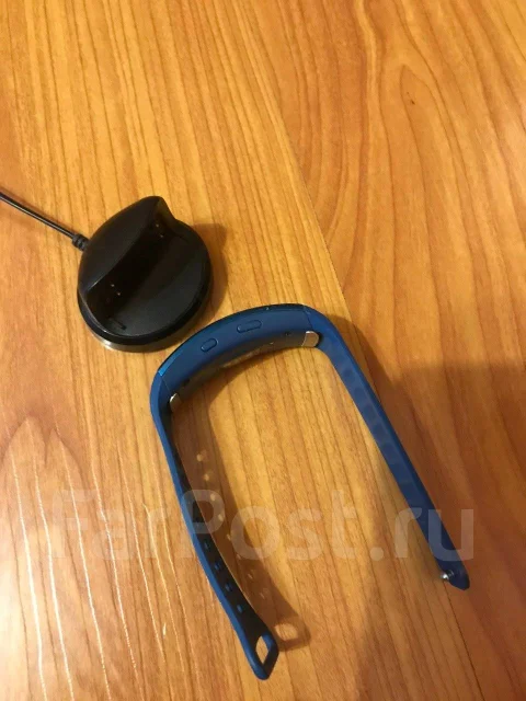 Samsung Galaxy Gear Fit2. IP68 ����