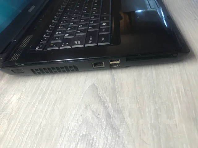 Toshiba Satellite L300. 15.4", 1,9����, ��� 3072 ��, ���� 160���, WiFi: 1, ����������� �� 1��. ����