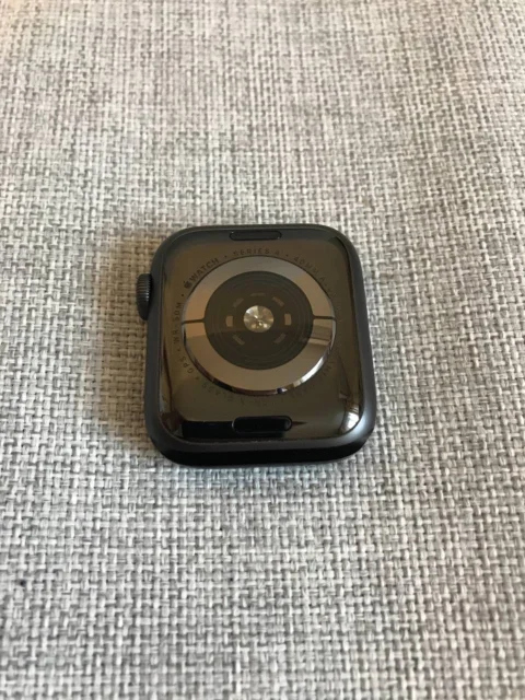 Apple Watch Series 4. GPS, NFC, IP68 ����