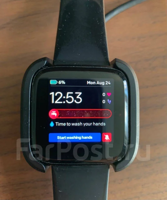 Fitbit Versa. IP68 ����