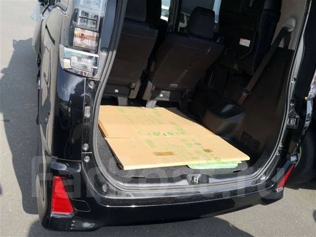 Toyota Voxy. ZRR80 ����