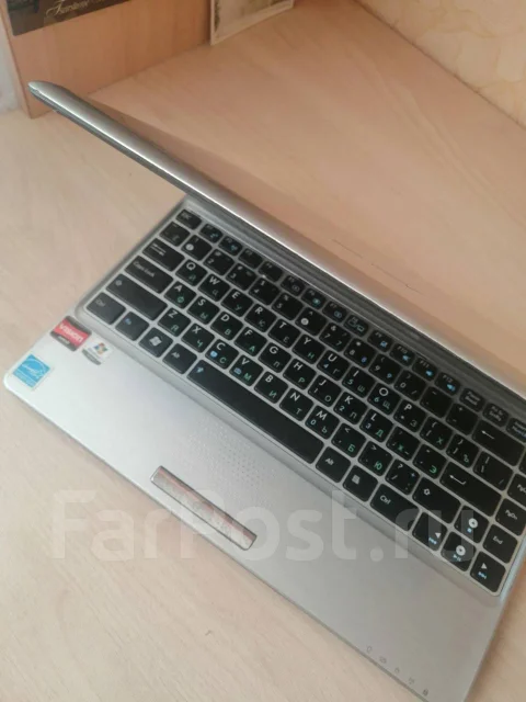Asus Eee PC 1201T. 12.1", 1,6����, ��� 2048 ��, ���� 250���, WiFi: 1, Bluetooth: 1, ����������� �� 6��. ����