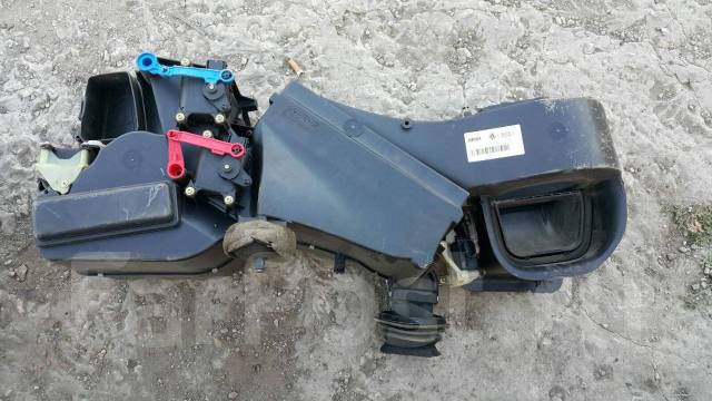 Сервопривод заслонки пассат б5. Сервопривод печки ауди а4 б5 в клинцах. Заслонки печки ауди а4 б5. Корпус отопителя ауди а 1. Кожух соединения испарителя и печки ауди 100.