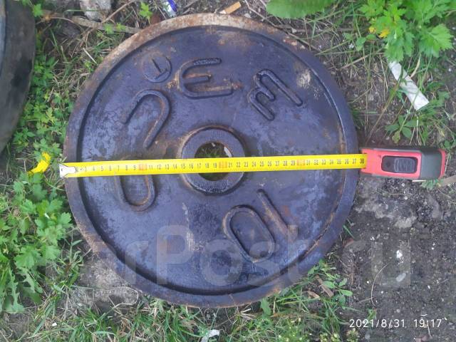 размер блина 10 кг. 10 кг б. гиря 16кг серп и молот. (30 л. гантели hammer strength 20кг.